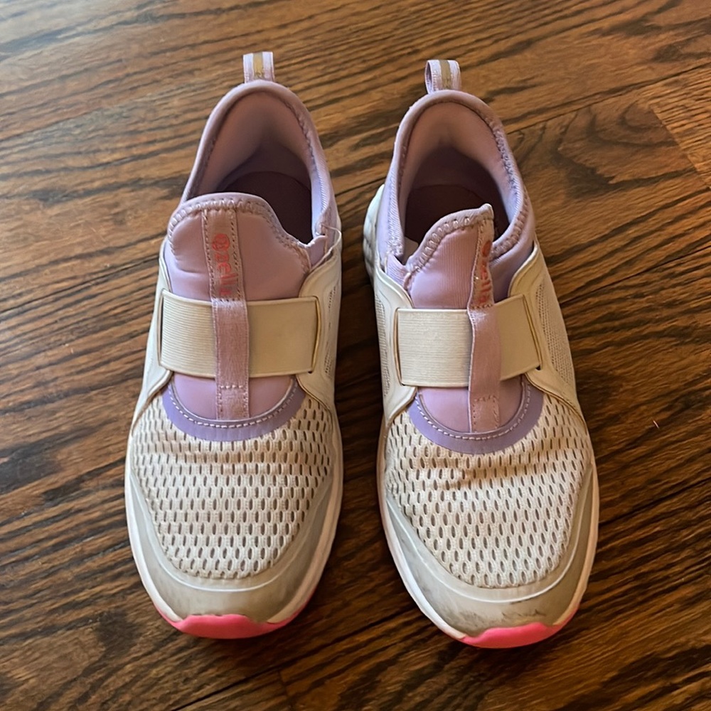 Great condition girls zella sneakers size 1 ( slip on)